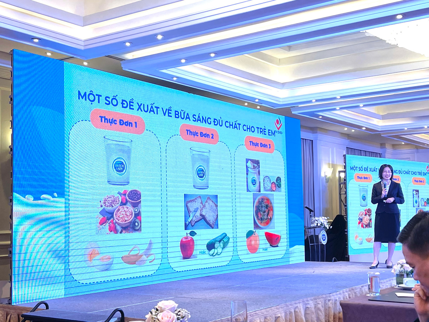 Tiến sĩ Nguyễn Thu Hà, nghiên cứu viên Khoa Vi chất dinh dưỡng Viện Dinh dưỡng Quốc gia Việt Nam thuyết trình về cơ cấu dinh dưỡng cần thiết cho trẻ em.