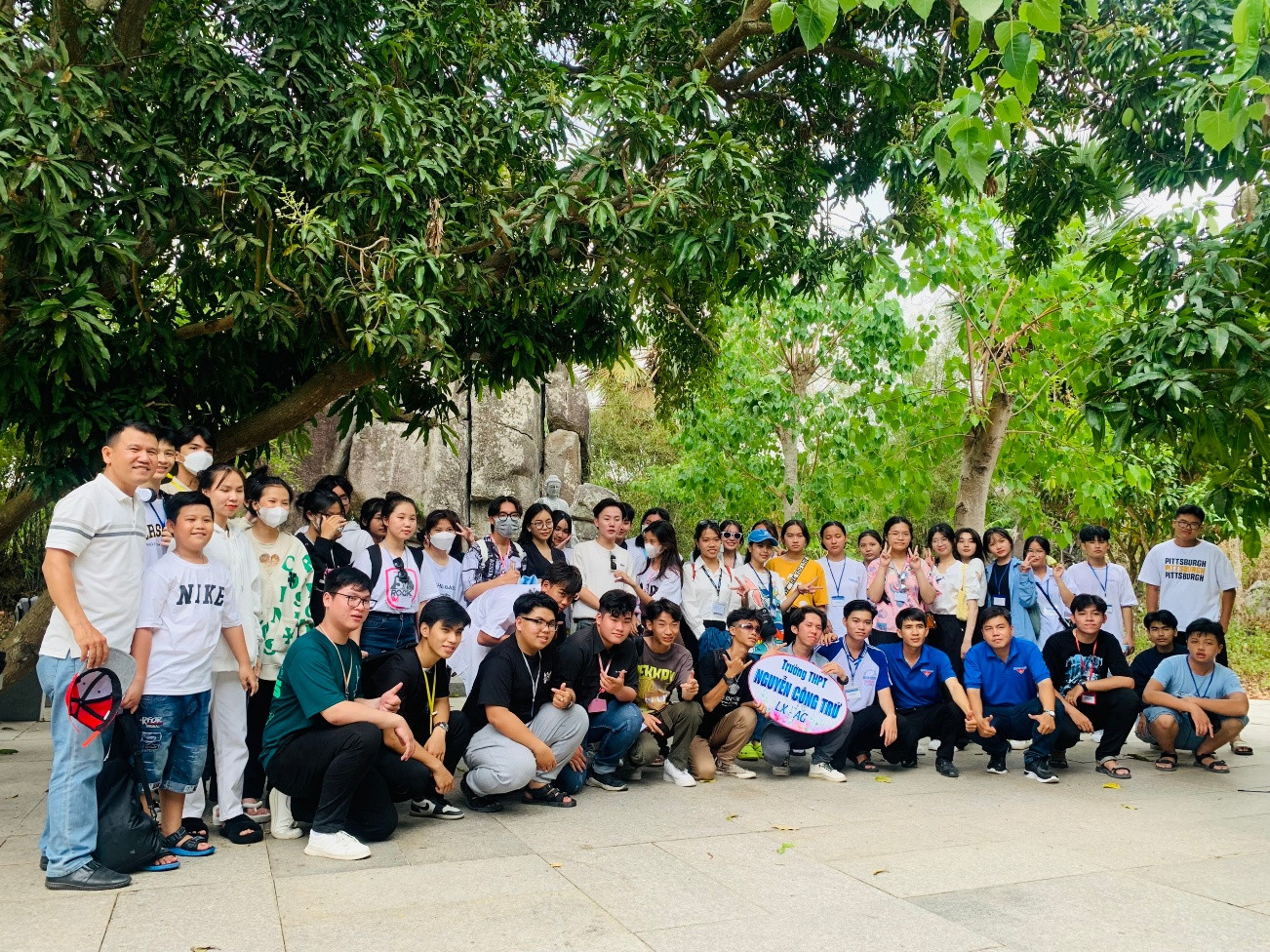 Hãy yêu thương sẽ thấy đời hạnh phúc. Sống tươi cười là điệp khúc an vui