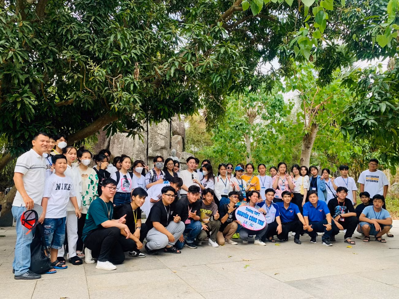 Hãy yêu thương sẽ thấy đời hạnh phúc. Sống tươi cười là điệp khúc an vui
