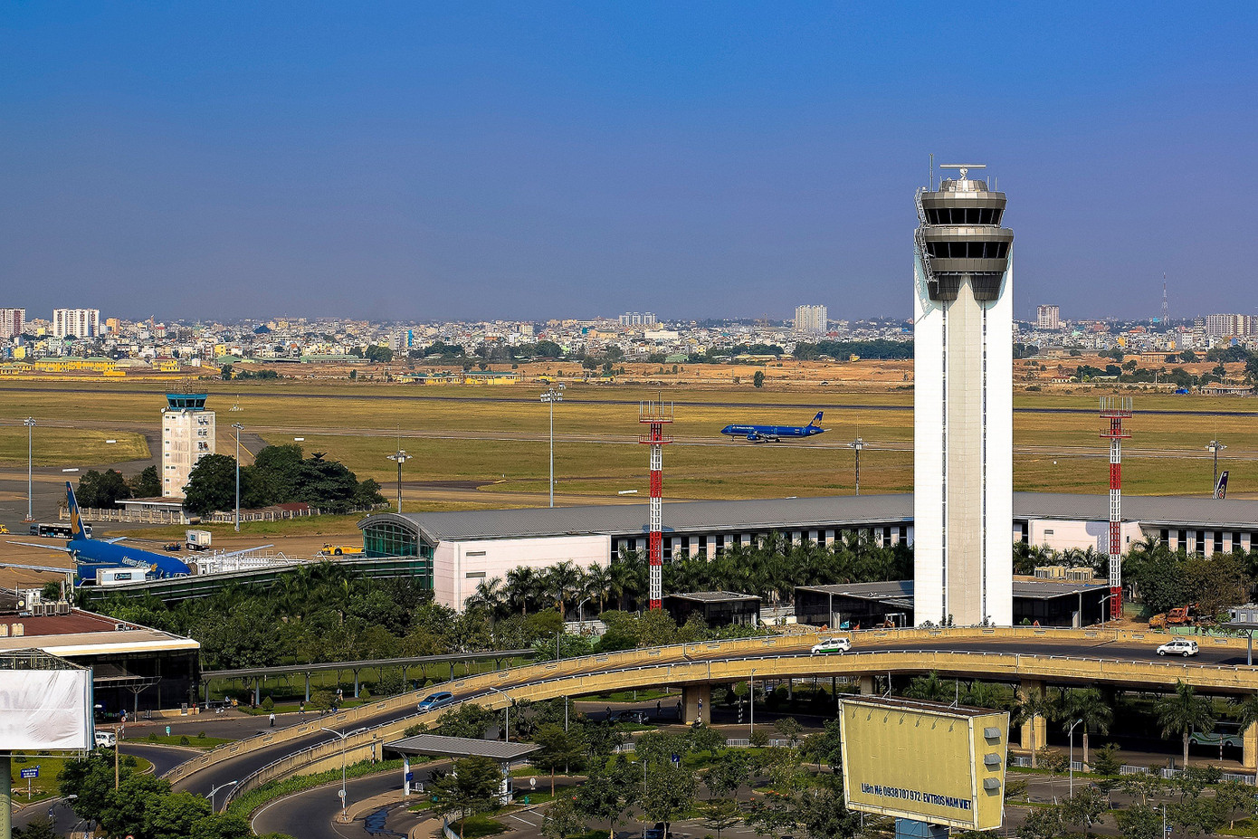Đài Kiểm soát không lưu Cảng Hàng không quốc tế Tân Sơn Nhất Đài Kiểm soát không lưu Cảng Hàng không quốc tế Tân Sơn Nhất