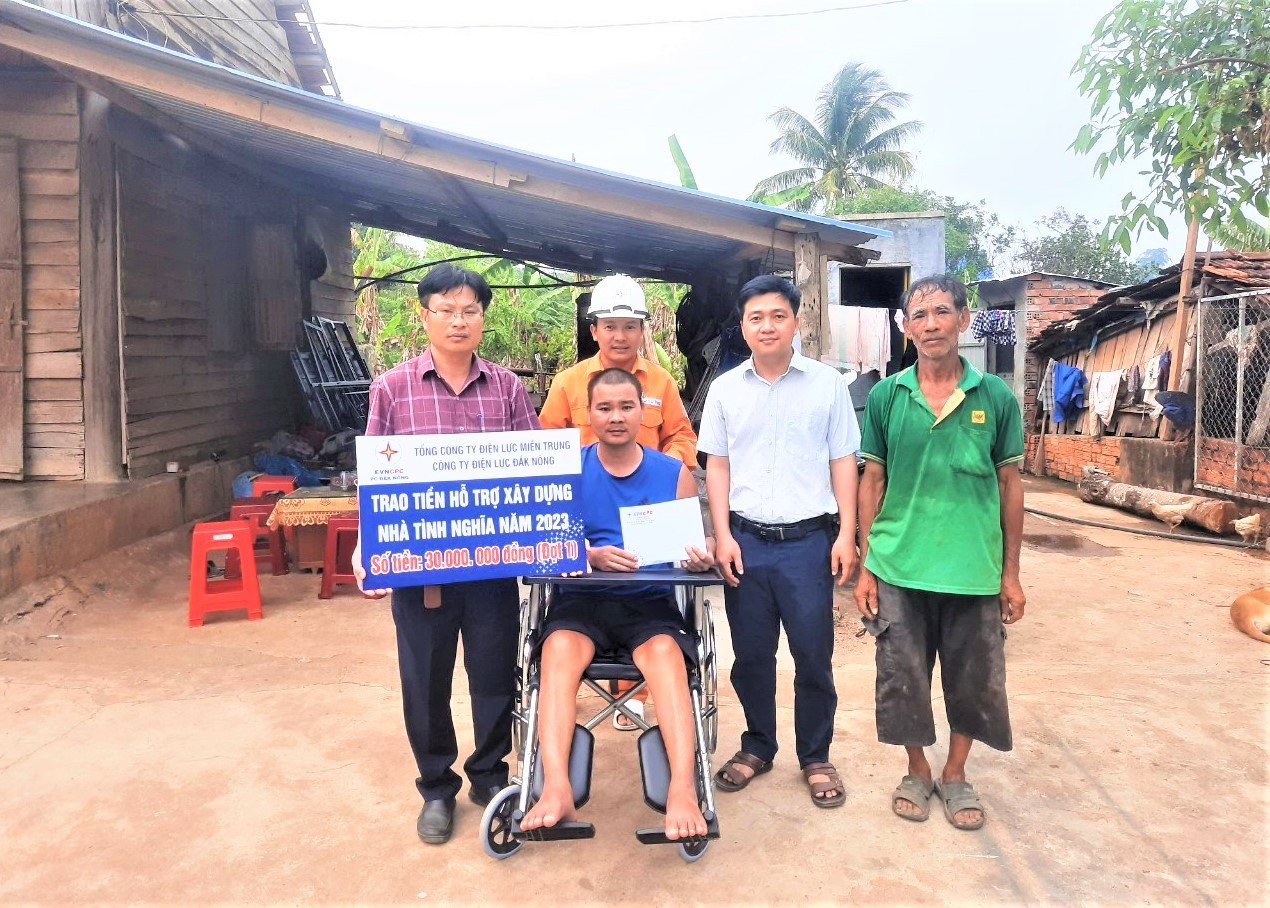 PC Đắk Nông trao tiền hỗ trợ xây dựng nhà nghĩa cho hộ anh Trần Thanh Nghiệp