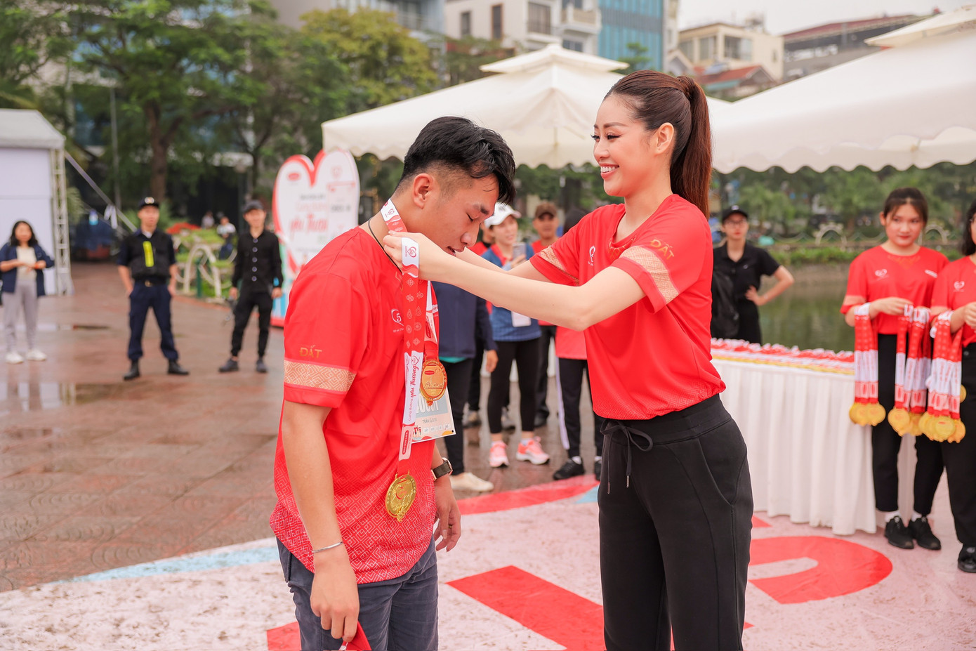 Hoa hậu Hoàn Vũ Việt Nam 2019 Nguyễn Khánh Vân trao huy chương cho vận động viên về đích