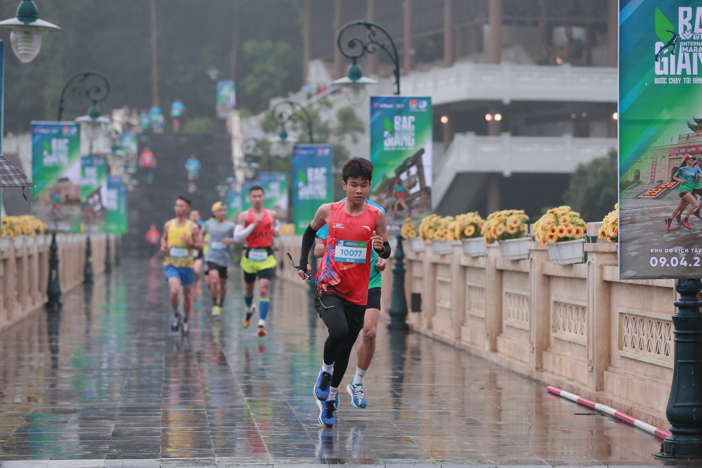 Luôn trong top dẫn đầu, VĐV Hoàng Viết Vỹ Ly (Bắc Giang) xuất sắc cán đích đầu tiên ở cự ly 10km cá nhân nam