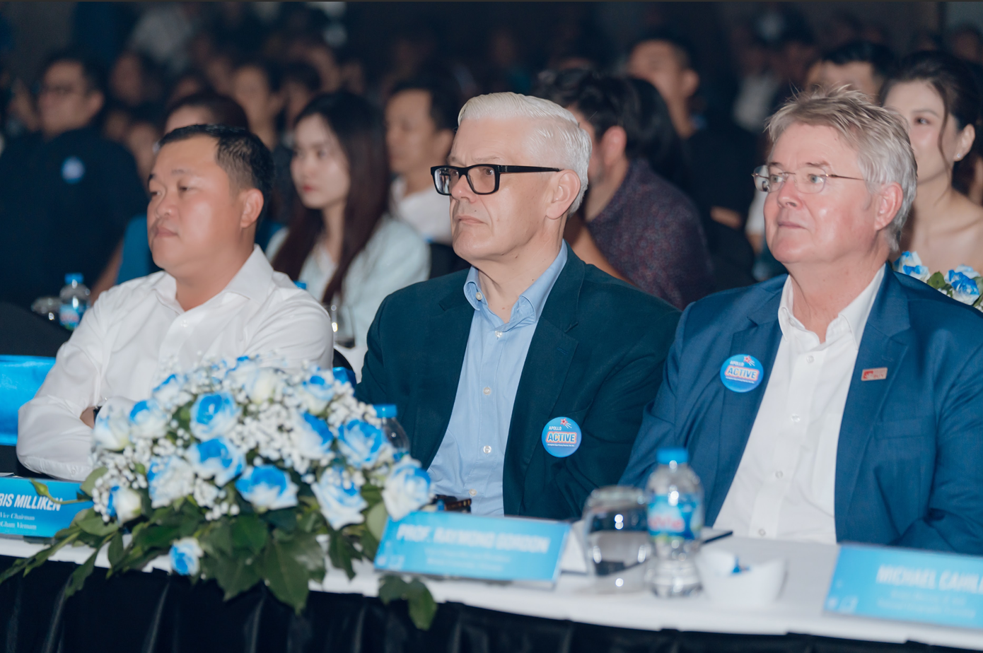 Ông Christopher Jeffery - đại diện Phòng Thương Mại Anh Quốc Britcham (giữa) và giáo sư Ray Gordan - Hiệu trưởng Đại học Anh Quốc BUV (phải)