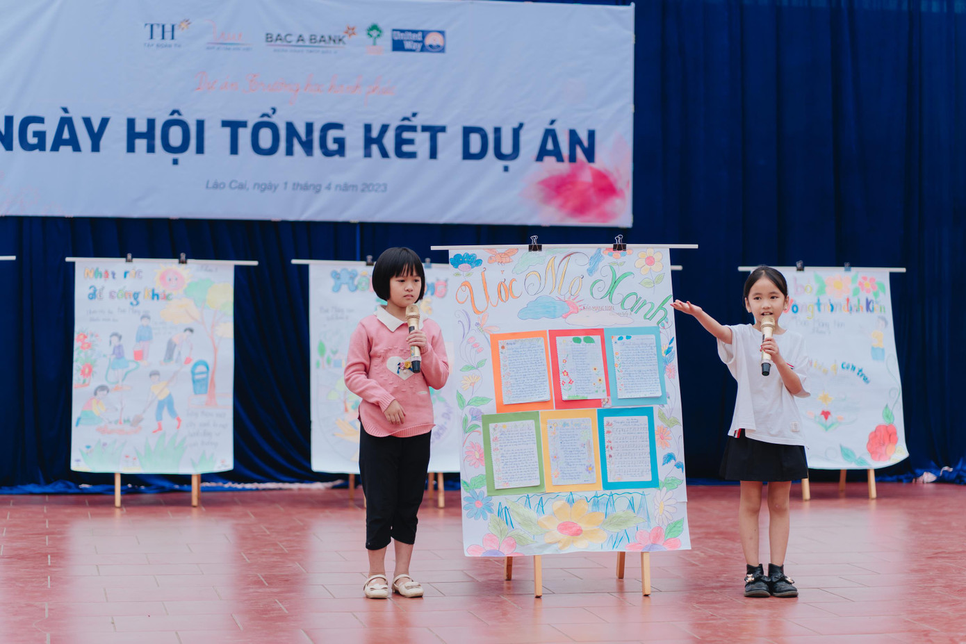 Trong khuôn khổ sự kiện, một cuộc thi viết báo tường đã được tổ chức cho các “nhà báo măng non” của trường Bản Lầu. 8 tác phẩm dự thi đến từ 8 nhóm với sự tham gia của 40 học sinh về các chủ đề bình đẳng giới, bảo vệ môi trường bằng việc thu gom rác, sử dụng nước sạch, vệ sinh môi trường, v.v.. đã thể hiện được sự sáng tạo và việc thay đổi tích cực trong nhận thức của các em về các chủ đề này. Giải Nhất thuộc về tác phẩm “Ước mơ xanh” của nhóm học sinh lớp 2B về ước mong trái đất luôn được xanh tươi, nguồn nước không bị ô nhiễm, thải rác và những đồi cây không bị chặt phá, ảnh hưởng đến đời sống con người.