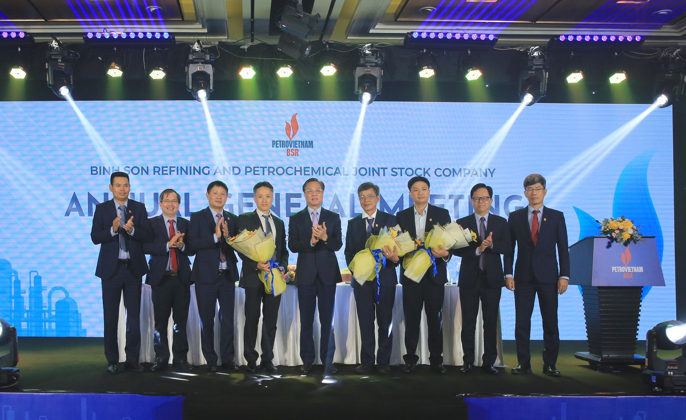 Lãnh đạo Petrovietnam, BSR chúc mừng ông Hà Đổng – tân Thành viên HĐQT và ông Hạng Anh Minh – tân Thành viên độc lập HĐQT và ông Hoàng Ngọc Xuân - tân Thành viên Ban Kiểm soát BSR. Lãnh đạo Petrovietnam, BSR chúc mừng ông Hà Đổng – tân Thành viên HĐQT và ông Hạng Anh Minh – tân Thành viên độc lập HĐQT và ông Hoàng Ngọc Xuân - tân Thành viên Ban Kiểm soát BSR.