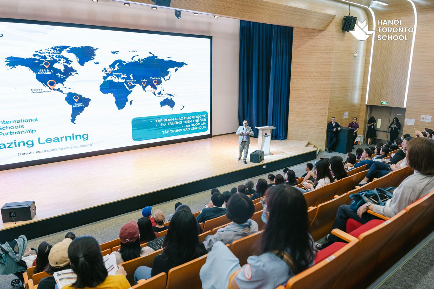 Hiệu trưởng điều hành trường Hà Nội Toronto, thầy Roderick Crouch trao đổi thông tin về trường tại Ngày hội thông tin