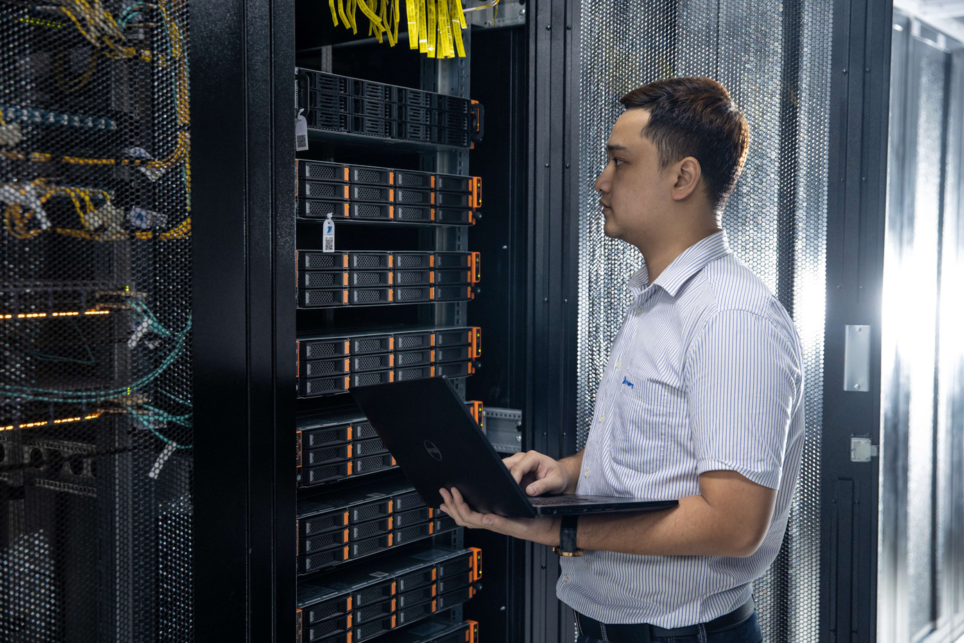 Khác biệt của VNPT Cloud so với các giải pháp đám mây công cộng nằm ở đội ngũ chuyên gia kỹ sư giàu kinh nghiệm trong lĩnh vực điện toán đám mây, hỗ trợ doanh nghiệp Khác biệt của VNPT Cloud so với các giải pháp đám mây công cộng nằm ở đội ngũ chuyên gia kỹ sư giàu kinh nghiệm trong lĩnh vực điện toán đám mây, hỗ trợ doanh nghiệp