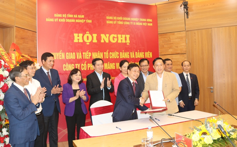 Lễ chuyển giao tổ chức Đảng, đảng viên của VICEM Bút Sơn về Đảng ủy VICEM.