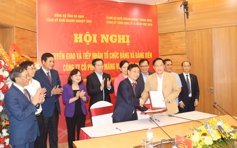 Lễ chuyển giao tổ chức Đảng, đảng viên của VICEM Bút Sơn về Đảng ủy VICEM.