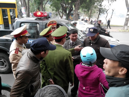 Lực lượng cảnh sát 113 có mặt đưa người và phương tiện về công an phường giải quyết