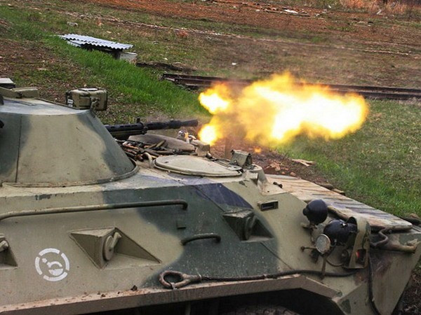 Xe thiết giáp tấn công lực lượng đổ bộ đối phương giả định. (Ảnh: mil.ru)