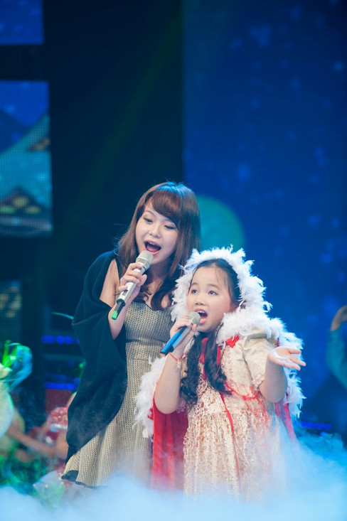 Thái Trinh hát cặp với bé Lan Vy