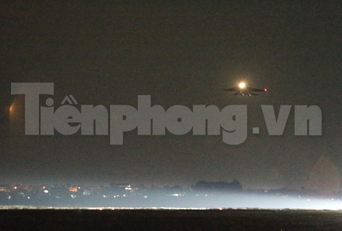 Sau khi bay một vòng, phi công hướng về phía đường băng chuẩn bị hạ cánh…