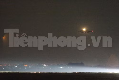 Sau khi bay một vòng, phi công hướng về phía đường băng chuẩn bị hạ cánh…