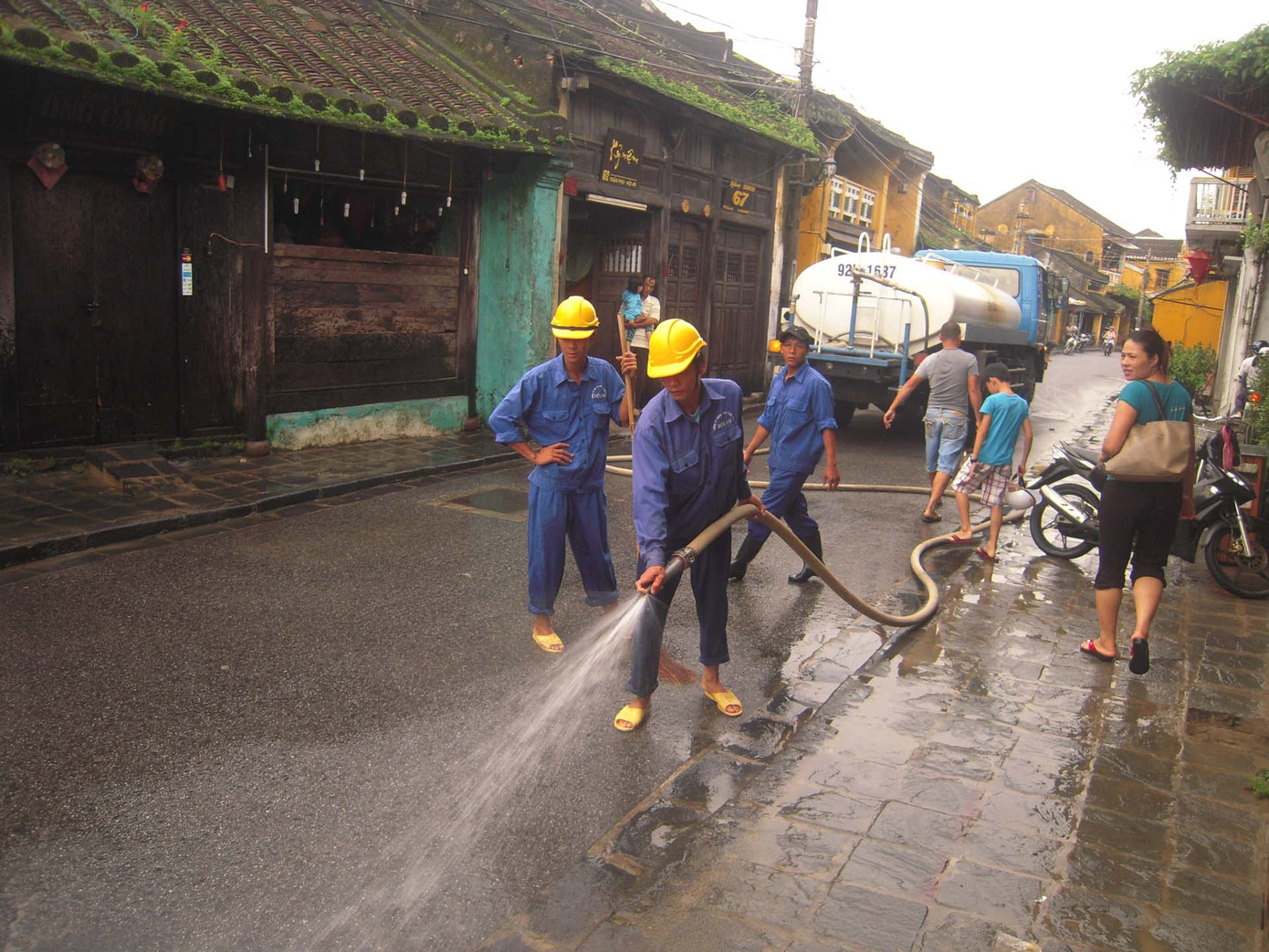 Dọn vệ sinh trên tuyến Trần Phú