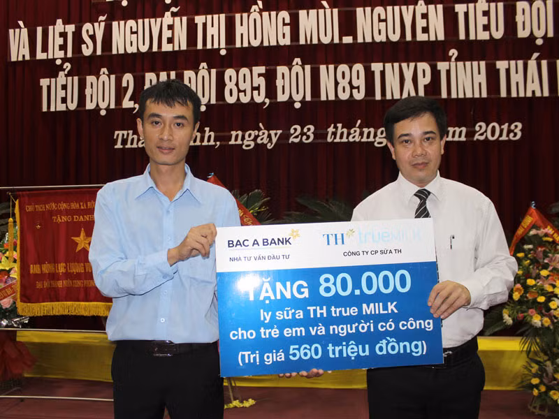 Ông Mai Nguyễn Huế, Giám đốc Bán hàng miền trao biển ghi nhớ chương trình cho Bí thư Tỉnh đoàn Thái Bình Nguyễn Văn Huy