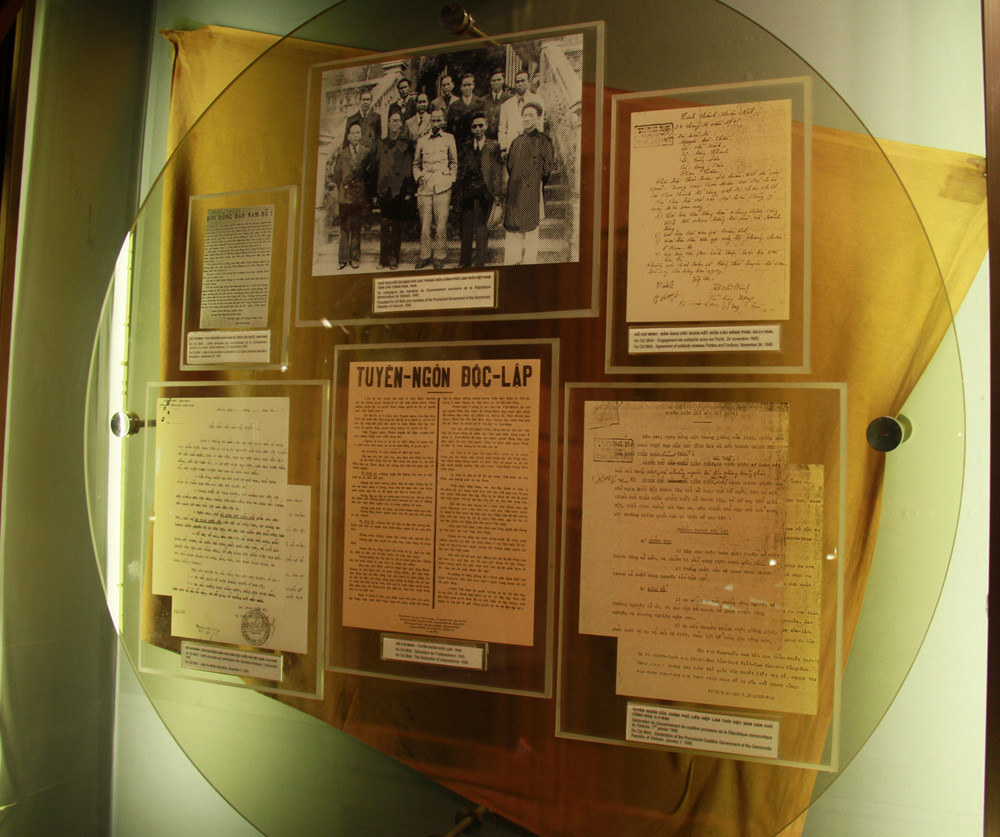 Hồ Chí Minh và bản Tuyên ngôn độc lập, khai sinh ra nước Việt Nam dân chủ cộng hòa.