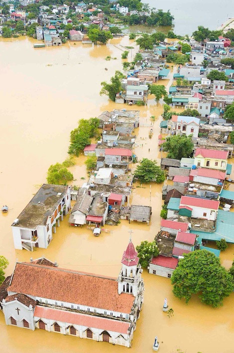 Cận cảnh mưa lũ nhấn chìm nhà dân ở Ninh Bình ảnh 1
