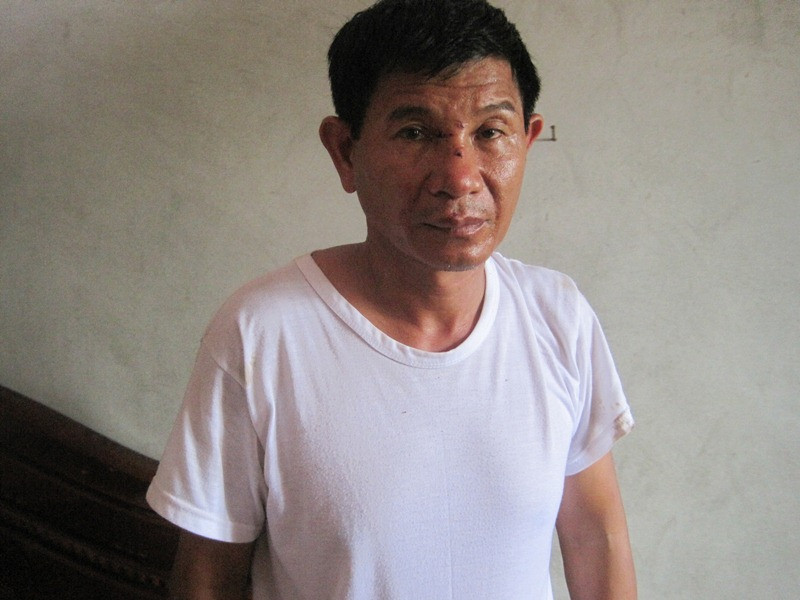 Ông Nguyễn Hữu Phú - chủ ngôi nhà cũng bị thương nhiều chỗ trên cơ thể