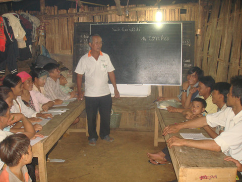 Lớp học tạm bợ nhưng đông chật học sinh. Lớp học tạm bợ nhưng đông chật học sinh