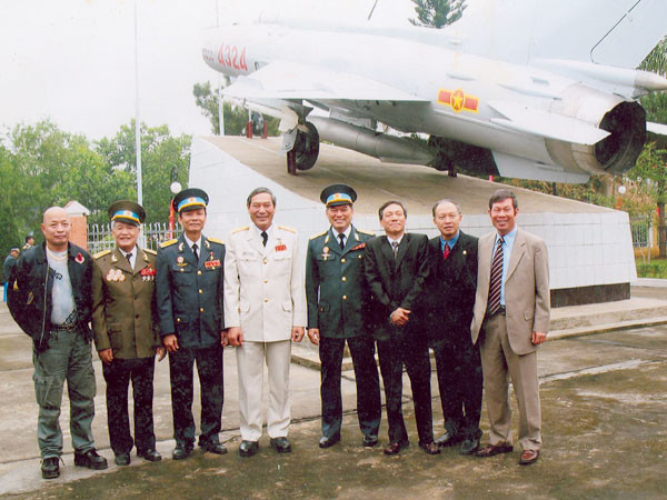 Từ trái qua phải: Những phi công trong biên đội đưa tiễn Bác năm xưa: Thứ nhất: ông Nguyễn Hồng Mỹ, thứ hai: Nguyên Viện trưởng Viện KSND Tối cao Lê Thanh Đạo, thứ tư: Trung tướng Nguyễn Đức Soát, thứ năm: Trung tướng Phạm Phú Thái