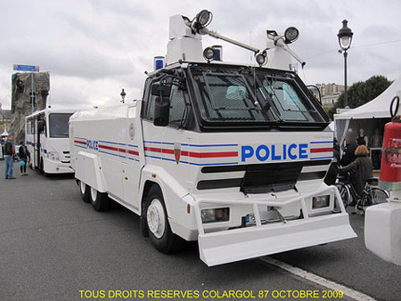 Xe cảnh sát giống như tàu chiến có thiết bị quan sát trên nóc