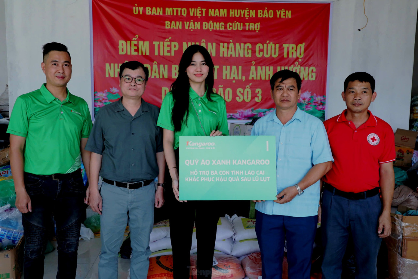 Đại diện tập đoàn Kangaroo gồm ông Nguyễn Thanh Hùng, Chủ tịch Công đoàn Công ty cổ phần liên doanh Kangaroo quốc tế, á hậu Ngô Thanh Thanh Tú và đoàn thiện nguyện báo Tiền Phong do ông Bùi Hữu Lộc, Phó Chủ tịch Công đoàn báo Tiền Phong đại diện đã trao các nhu yếu phẩm đến Ủy ban MTTQ Việt Nam huyện Bảo Yên.