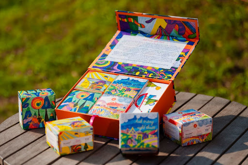 Góc trưng bày dự án Bánh trung thu gây quỹ từ thiện của Quỹ Vì tầm vóc Việt, sử dụng tác phẩm của học sinh TH School