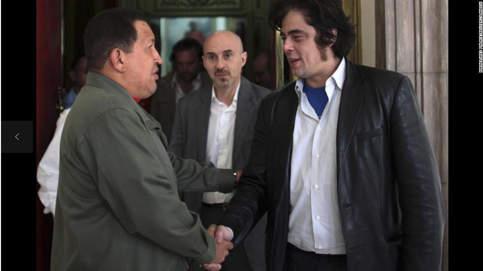 Sau khi tham gia buổi ra mắt bộ phim “Người anh hùng Che”, nam diễn viên Benicio del Toro đã có buổi gặp gỡ với tổng thống Hugo Chavez. Ảnh chụp hôm 4- 3 – 2009
