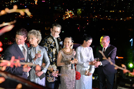 Bố mẹ chồng Đoan Trang (bìa trái) trong ngày cưới của cô (ảnh: Quốc Huy) 