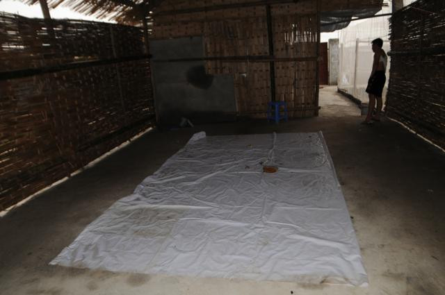 Khu vực các con bạc sát phạt bên trong lều vịt