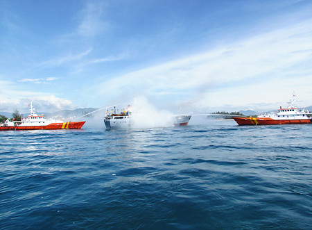 Hai tàu Sar-412 và Sar-413 của Trung tâm Phối hợp Tìm kiếm cứu nạn hàng hải Việt Nam cùng đến chữa cháy cho tàu Star