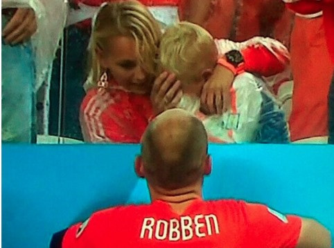 Con trai Robben khóc ròng trên khán đài, không thèm nhìn bố ảnh 2