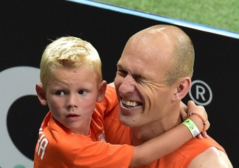 Con trai Robben khóc ròng trên khán đài, không thèm nhìn bố ảnh 5