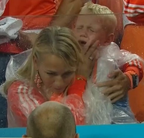 Con trai Robben khóc ròng trên khán đài, không thèm nhìn bố ảnh 3