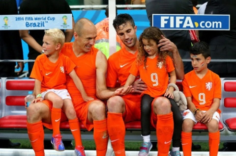Con trai Robben khóc ròng trên khán đài, không thèm nhìn bố ảnh 4