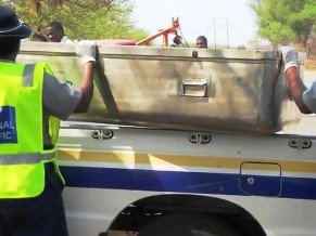 Cảnh sát đưa chiếc quan tài bằng thép về