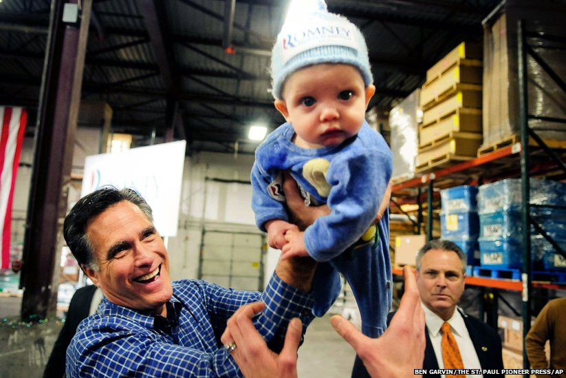 Ứng cử viên tổng thống của Đảng Cộng Hòa Mitt Romney đang bế một em bé tại Nevada. Ảnh: AP