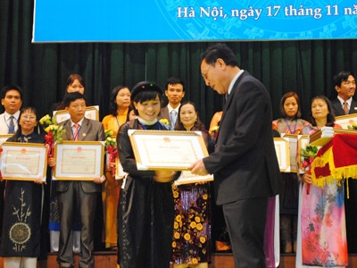 GS Phạm Vũ Luận, Bộ trưởng Bộ GD&ĐT trao tặng bằng khen cho 160 nhà giáo tiêu biểu giai đoạn 2008-2013. Ảnh: Quý Hiên