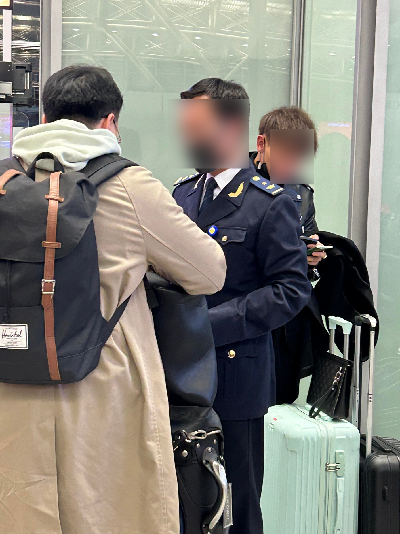 Ông Nguyễn Phúc Hải - Đội phó Đội thủ tục hành lý xuất khẩu, Chi cục Hải quan cửa khẩu sân bay quốc tế Nội Bài (người mặc sắc phục) - thời điểm xảy ra vụ lùm xùm với chị N.T.T.