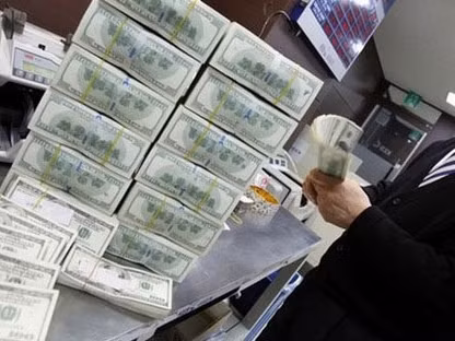 Một lượng lớn ngoại tệ đã được bán ra, khi người dân tính toán thiệt hơn để nắm giữ