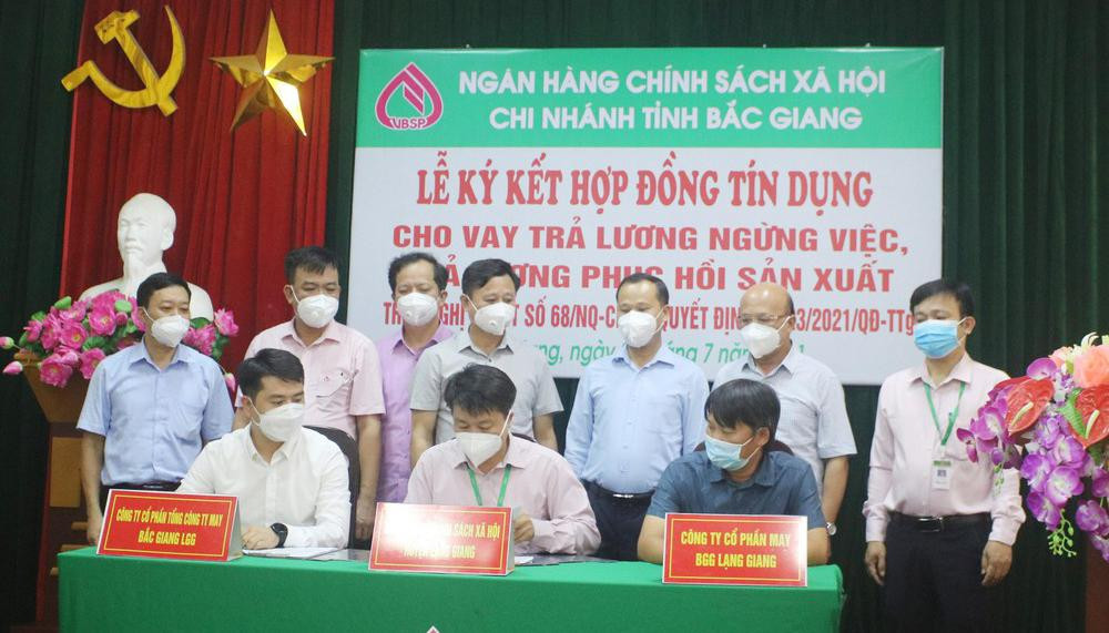 Sắp hết hạn giải ngân, chỉ nửa số tiền dự kiến ban đầu được cho vay ưu đãi để doanh nghiệp bị ảnh hưởng dịch COVID-19 trả lương cho người lao động.
