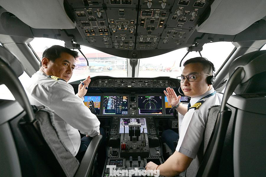 Tổ bay nhiều kinh nghiệm được bố trí thực hiện chuyến bay đầu tiên sơ tán công dân Việt Nam ở Ukraine về nước, với đường bay và sân bay lần đầu tiên bay qua.