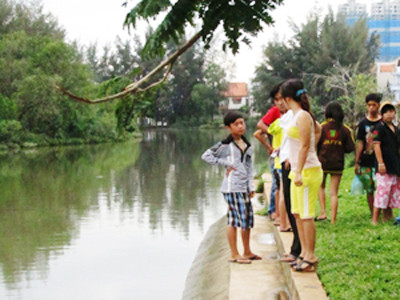 Đoạn kênh nơi phát hiện một phần xác chết không đầu và thân trên. Ảnh: An ninh thủ đô Đoạn kênh nơi phát hiện một phần xác chết không đầu và thân trên