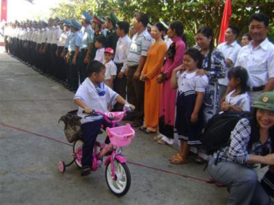 Quân và dân Trường Sa hồ hởi đón khách. Ảnh: Lan Anh