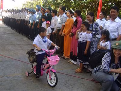 Quân và dân Trường Sa hồ hởi đón khách. Ảnh: Lan Anh