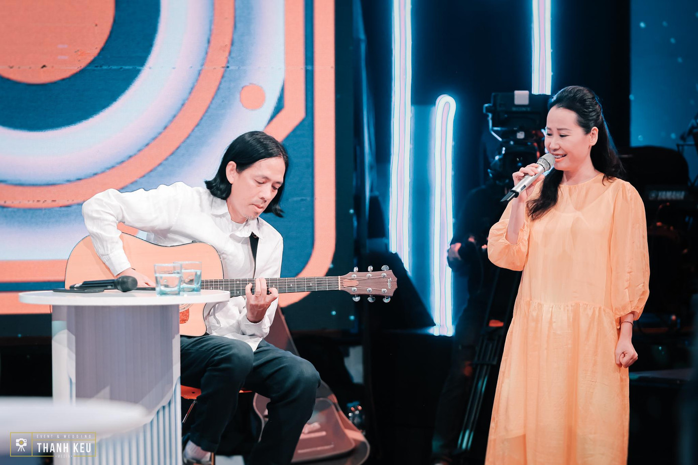 Giáng Son thể hiện "Giấc mơ trưa" do Thanh Phương đệm guitar. Giáng Son thể hiện "Giấc mơ trưa" do Thanh Phương đệm guitar.