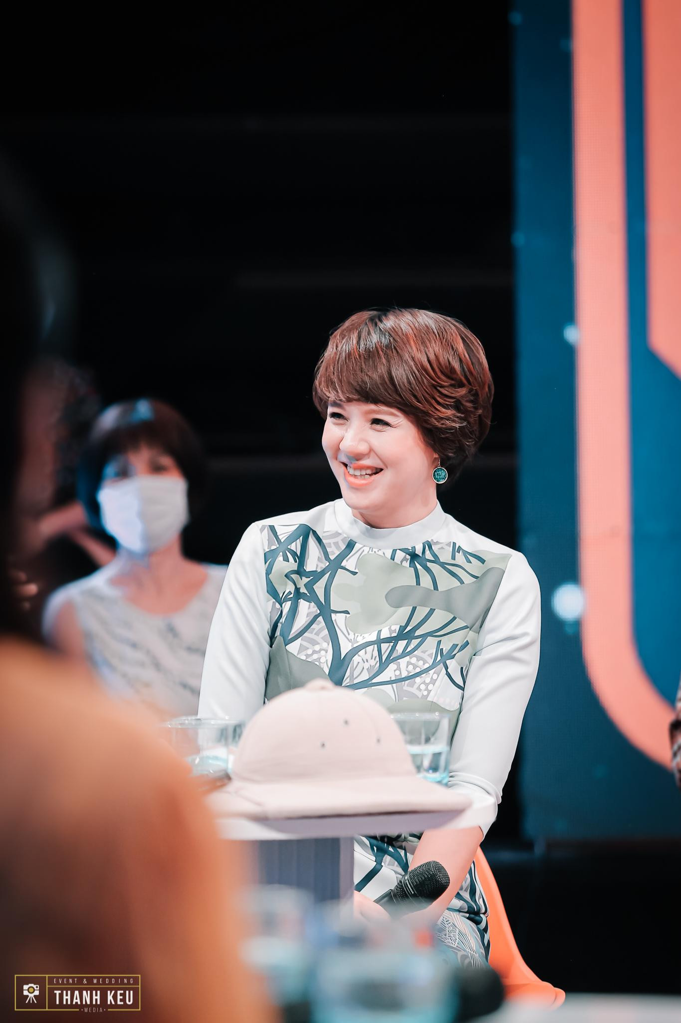 Diễm Quỳnh xuất thân là dân học ngôn ngữ.