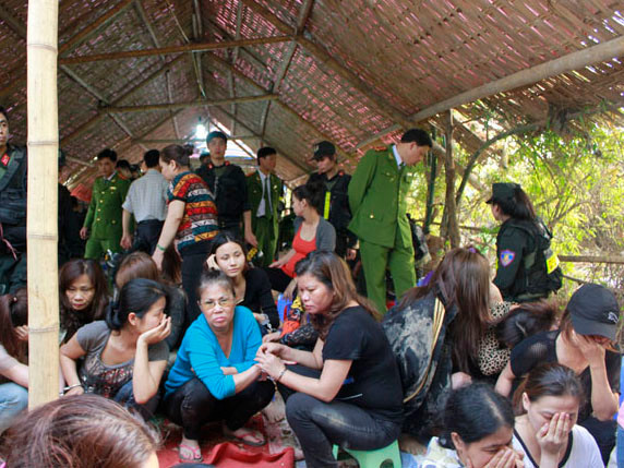 31 con bạc là nữ bị bắt giữ tại sới bạc khủng ở Sóc Sơn chiều 14-3